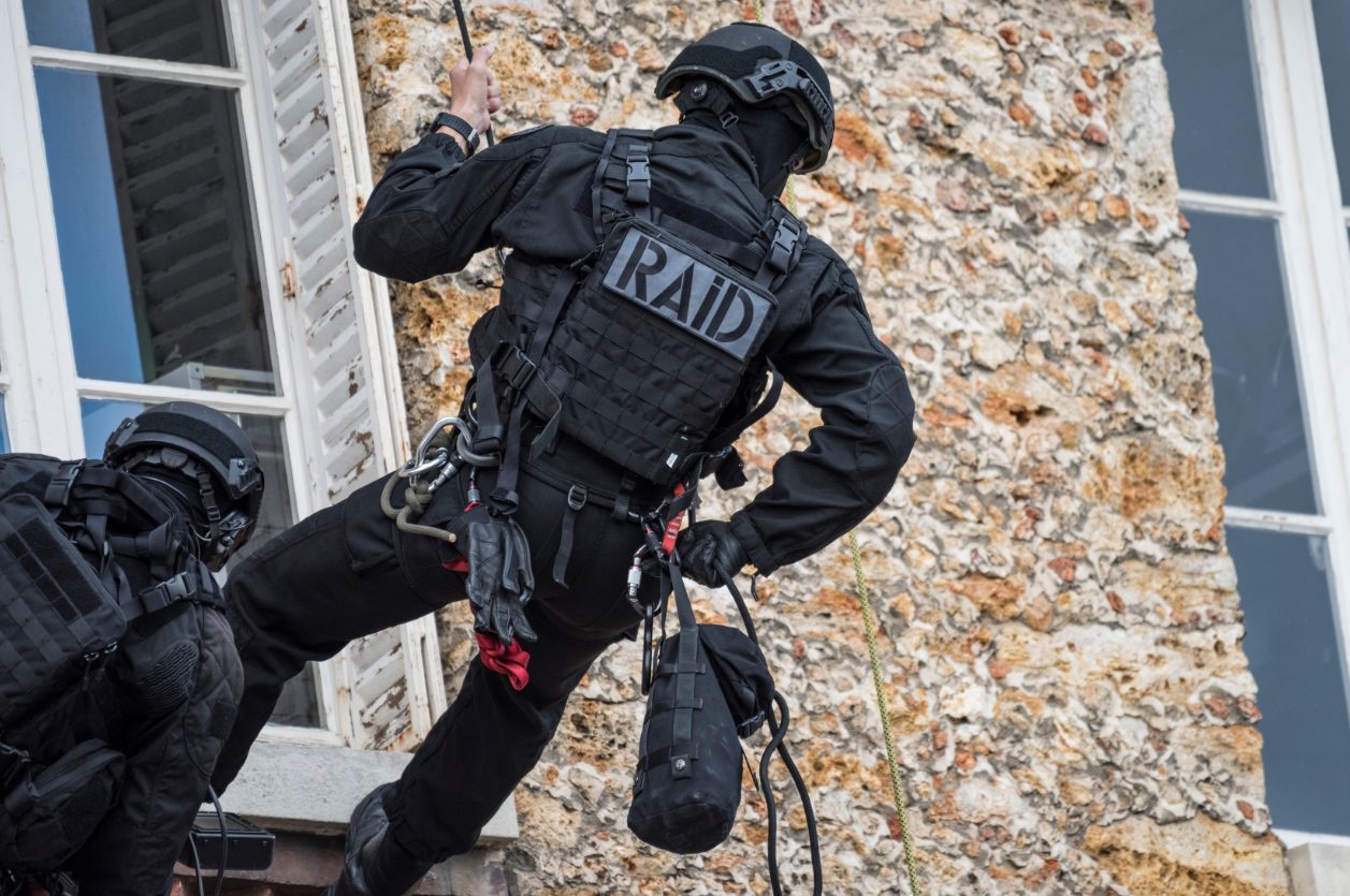 Deepfake et menaces de mort : Quand l’IA déclenche une intervention du RAID à Strasbourg sur alerte du FBI